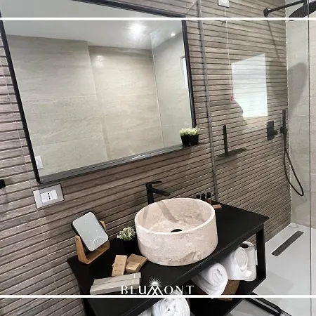 Luxury Rooftop Suites By Blumont Hotel Shkallnur